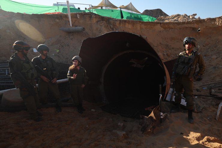 I soldati israeliani sorvegliano il tunnel