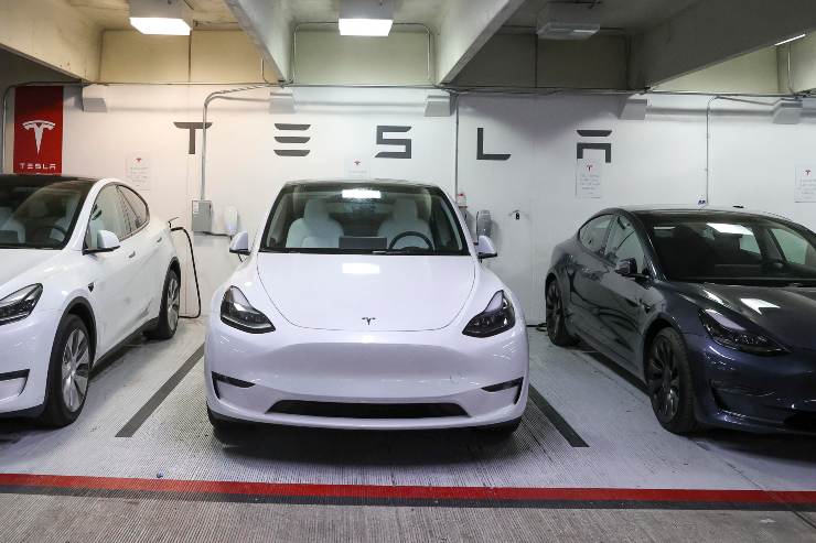 Tesla interrompe la produzione in Europa